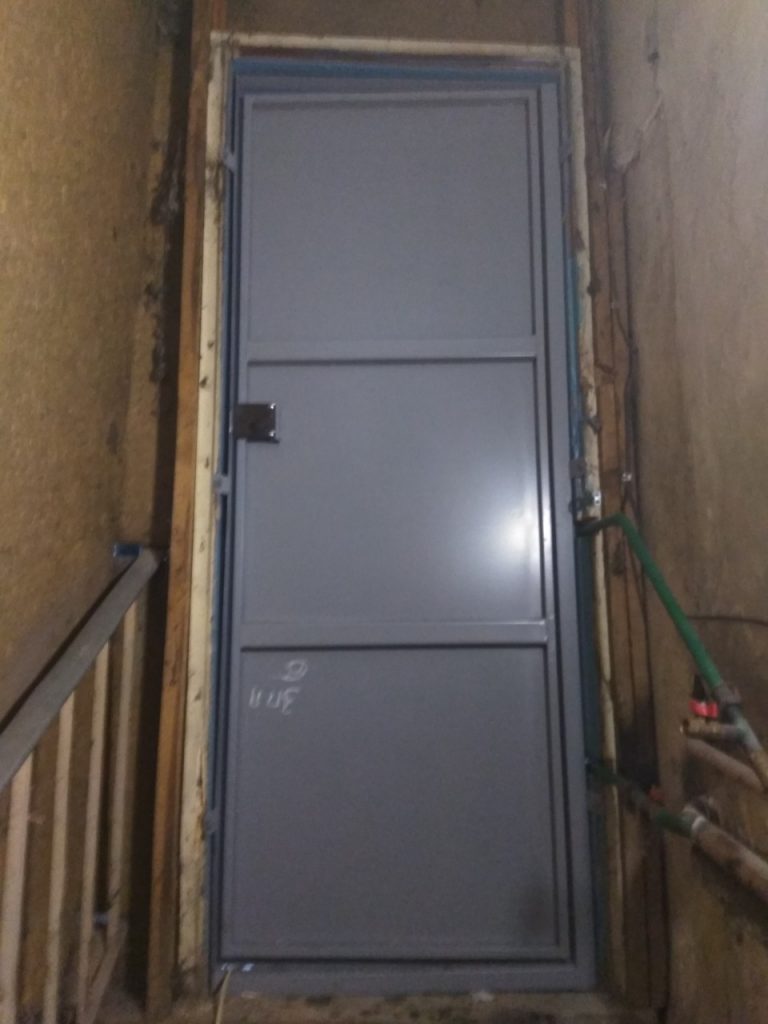 Металлическая дверь в подвал