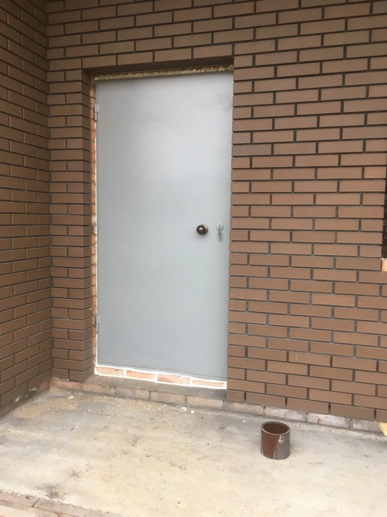 Входная железная дверь в коттедж