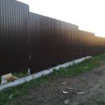 Забор из профнастила для дачи