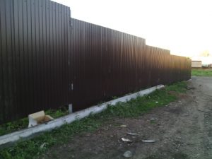 Забор из профнастила для дачи