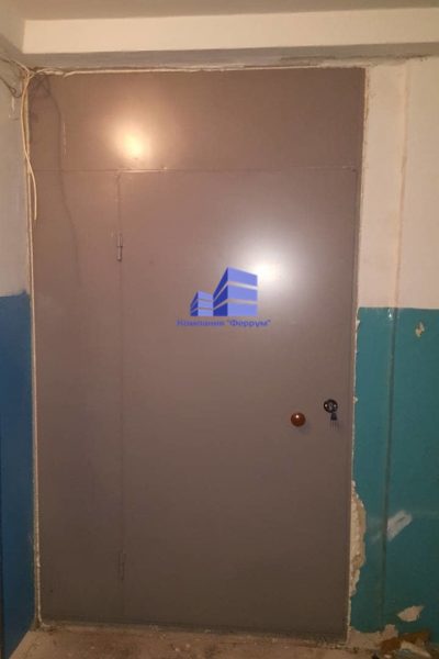 Тамбурная дверь на этаже